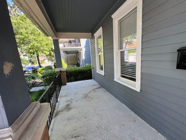 Front Porch - 268 W Tupper St Unit Lower