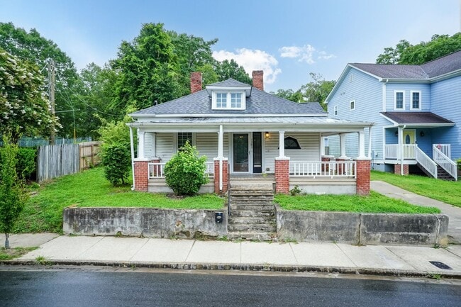 Building Photo - Three Bedroom Home!