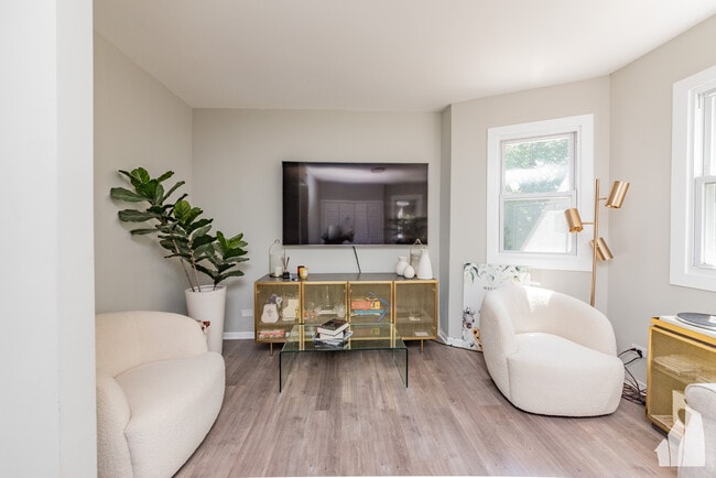 Building Photo - 2923 N Avers Ave Unit 2