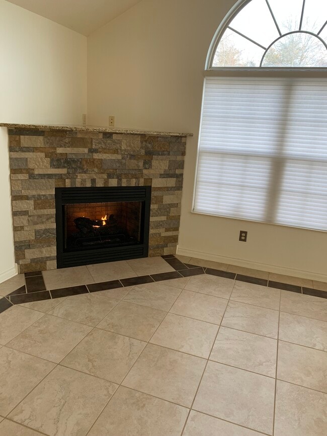 Photo - 433 Deer Lake Pl