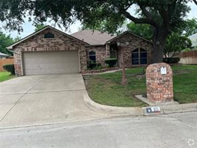 Building Photo - Beautifully Updated 3 Bedroom plus Study i... Rental