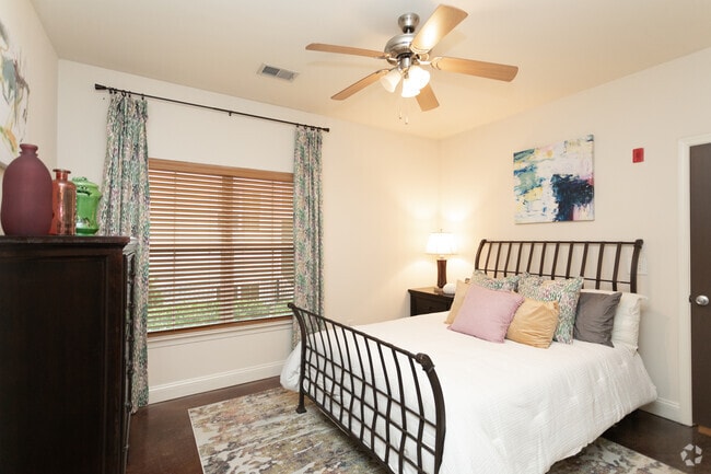 2BR, 2BA - 1080SF