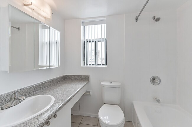 Building Photo - 250 St George St Unit 00206