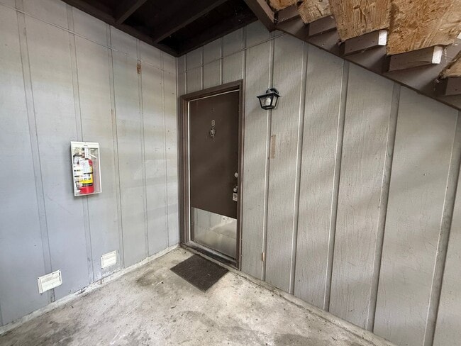 Building Photo - Downstairs Unit D