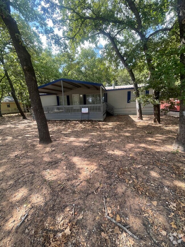 Building Photo - Completely remodeled 4 bed 2 bath on a lar... Rental