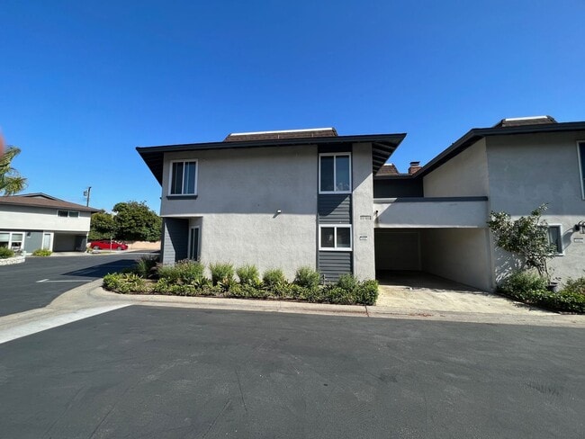 Building Photo - Beautifully Remolded 3 Bed 2.5 Bath Townhome!