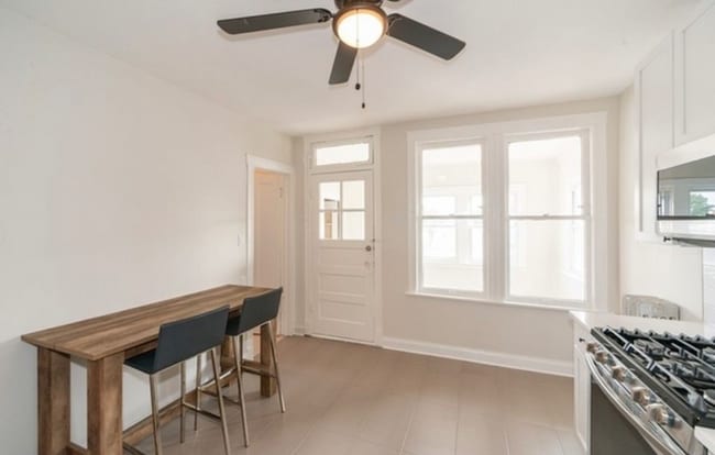 Photo - 4143 N McVicker Ave Unidad 2