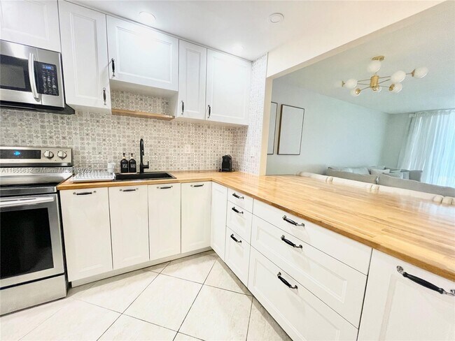 Building Photo - 2000 Atlantic Shores Blvd Unit 315 Rental