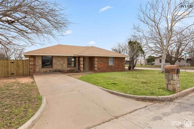 Building Photo - 300 E Garden Dr Rental
