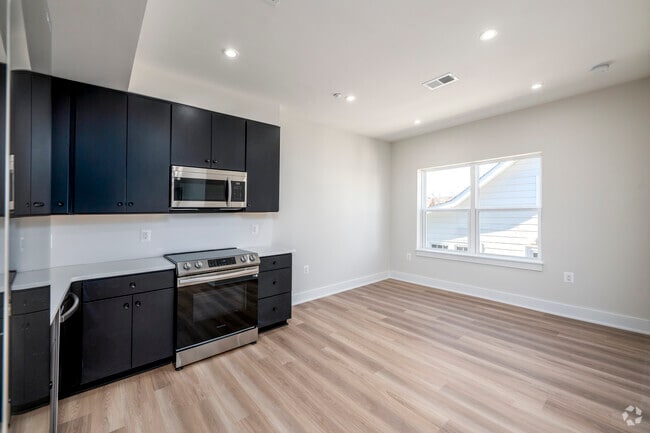 2BR, 1BA – 502SF - Kitchen - 1031 Kearny St NE