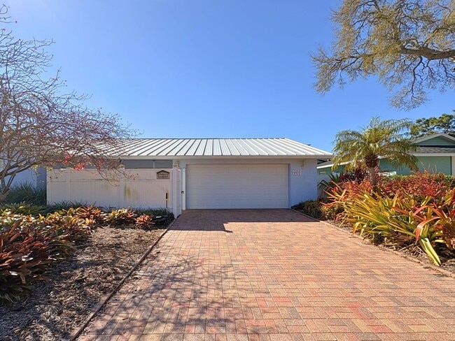 Building Photo - 3 Bed 2 Bath Home with Large Fenced Backyard & Screened Lanai — Available Now