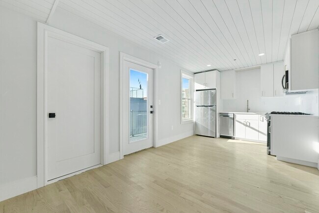 Photo - 183 Maverick St Unit 3
