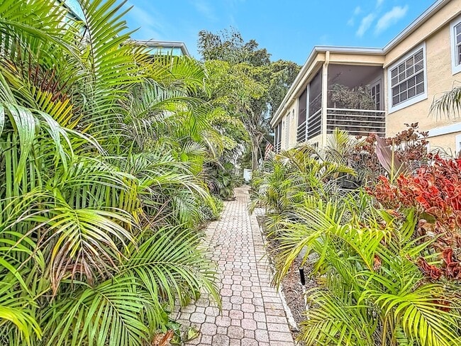 Building Photo - 305 SE 11th Ave Unit D