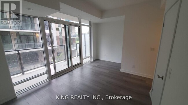 Photo - 871 Sheppard Ave W