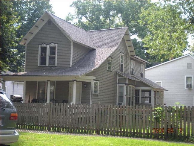 Building Photo - 737 Village St Unit #2 Upper Floor