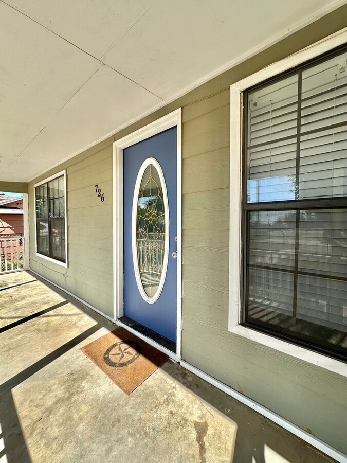 Photo - 726 Rust St