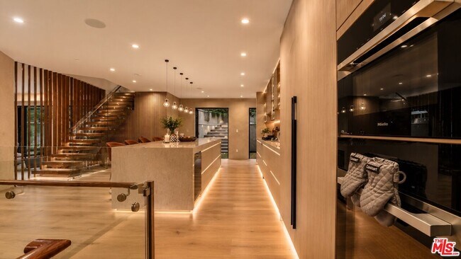 8721 Sunset Plaza Terrace