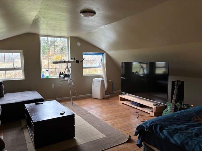 Building Photo - 432 N Yodel Ln Unit Upstairs