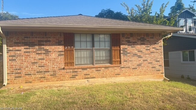 Photo - 207 Hosack St