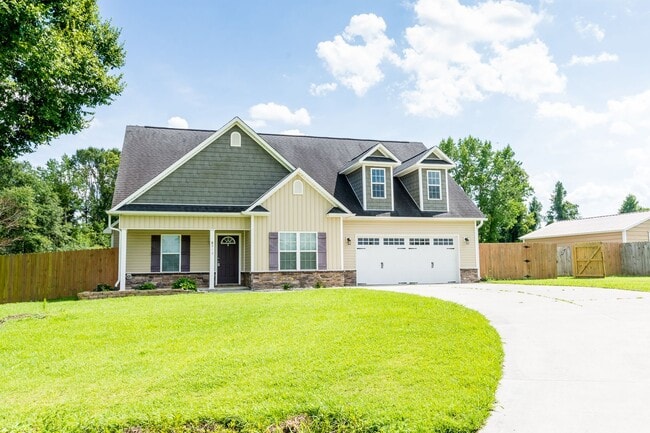 Building Photo - 3 Bedrooms and a bonus room in Richlands (Will include lawn service with increased rents)