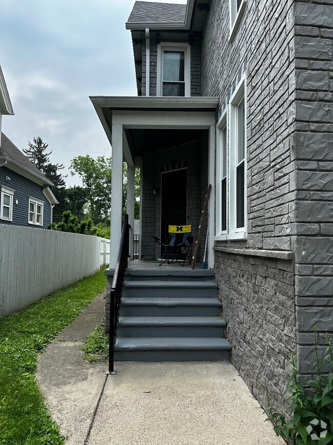 Building Photo - 215 Woodward St. #4 Unit #2 Rental