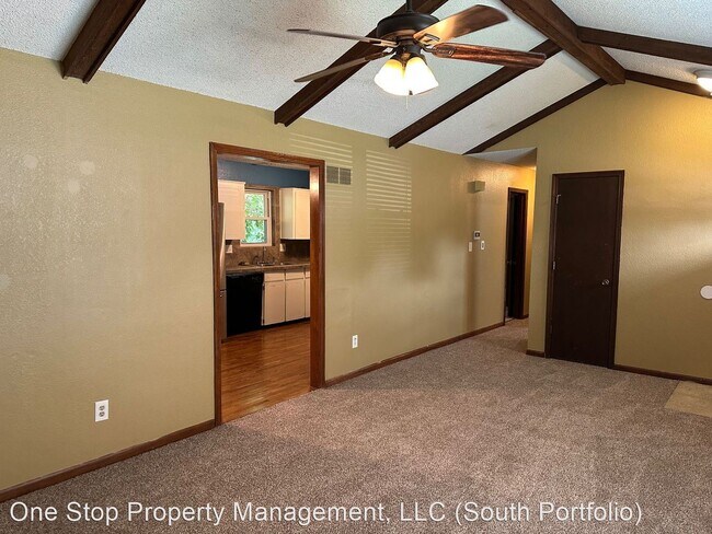 Photo - 3 br, 2 bath House - 301 SW Redwood Drive