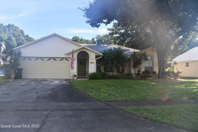 Photo - 890 Spirea Dr