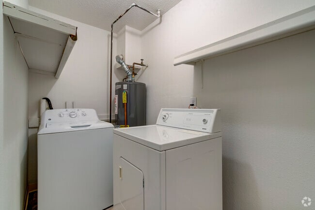 2BR, 1BA - 900SF - Laundry
