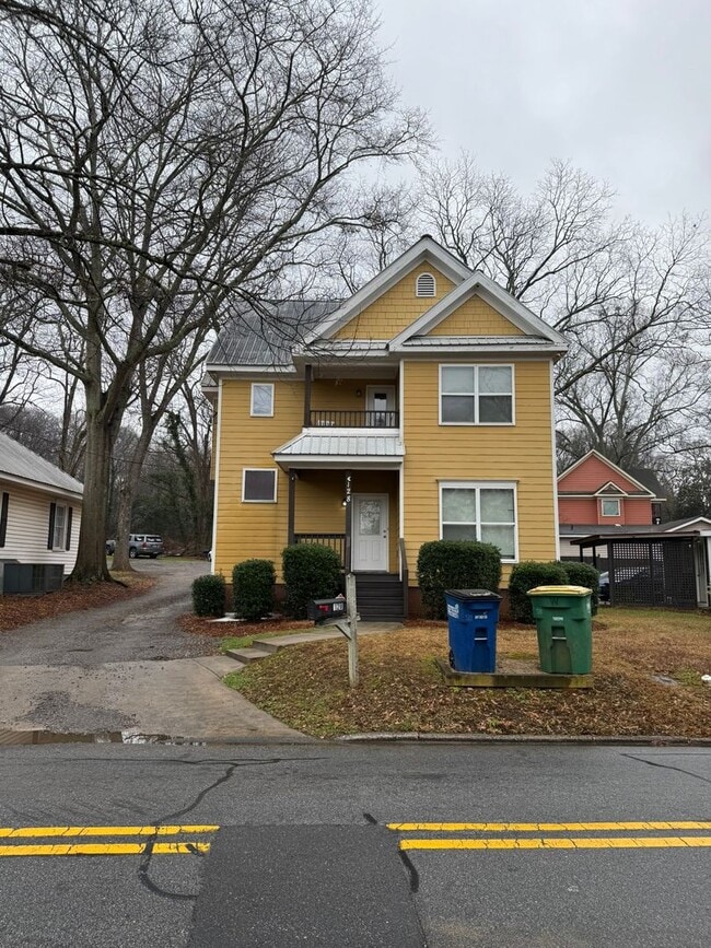 Building Photo - 4 Bedroom Downtown Beauty!