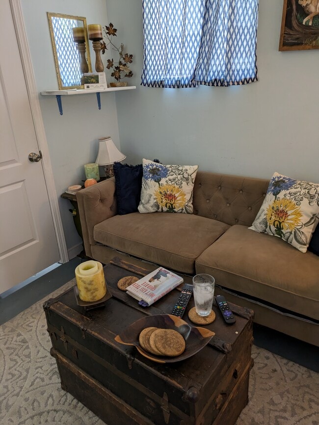 Sofá opcional y mesa de centro estilo baúl. - 5041 Genesee Ave