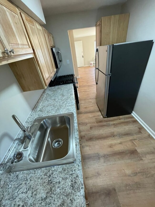 Photo - Spacious 1 Bedroom Apartment with Garage Space in the heart of Bellevue! Unit 180 Apt 3