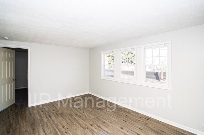 Photo - Cleveland Westside UP Unit 3bed 1bath ***$... Unit Upper 2