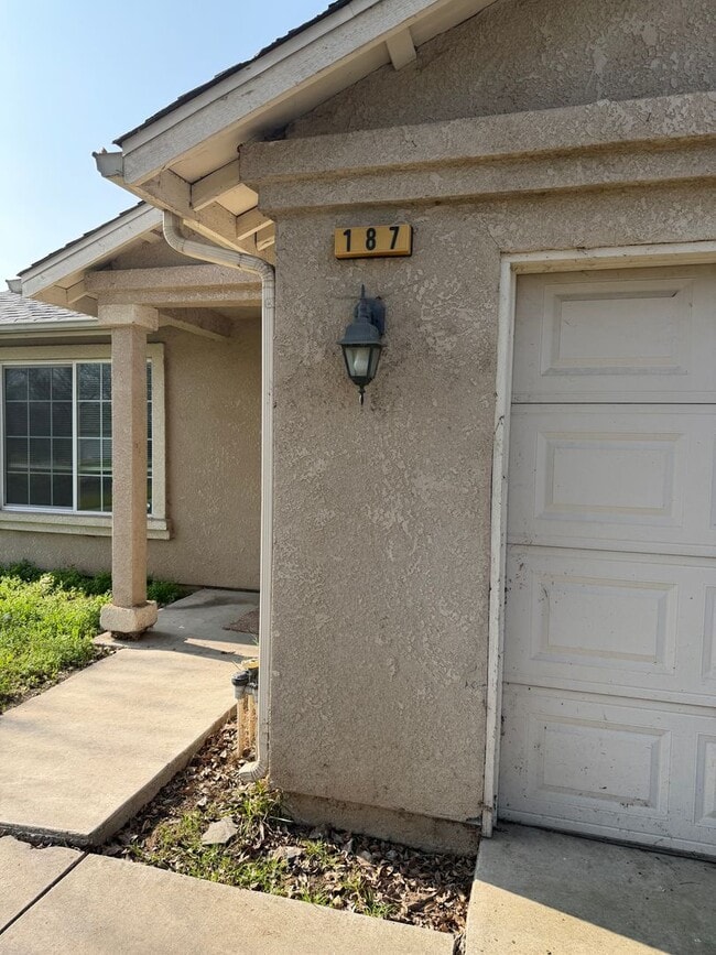 Building Photo - Three Bedroom Two Bathroom House for Rent