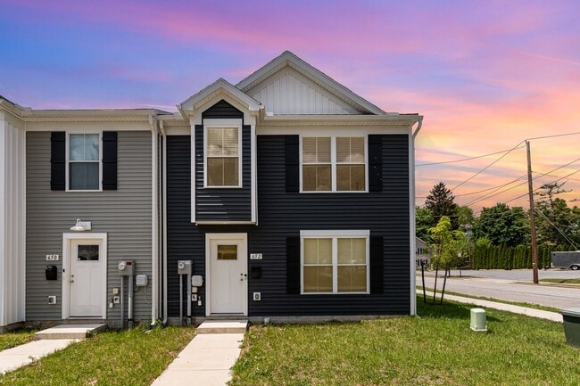 Building Photo - 652 N College St