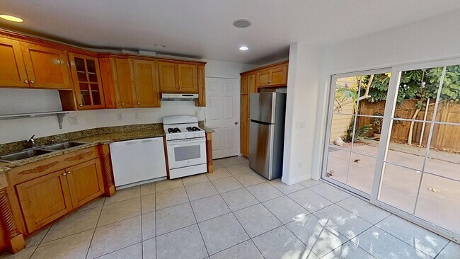 Photo - 415 W De La Guerra St Unit B