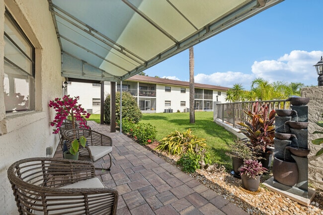 Outdoor Lounge - Marcell Gardens