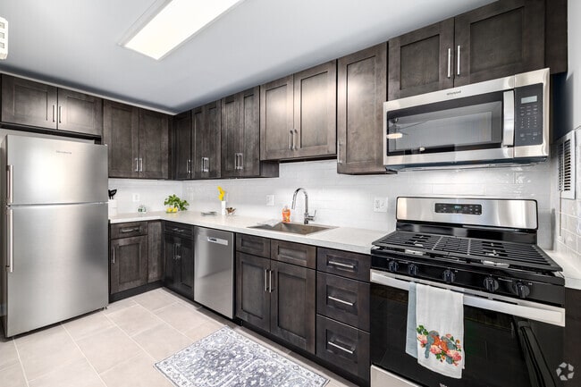 2BR, 1BA - 884SF - Kitchen