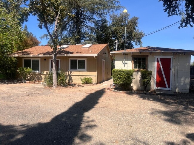Building Photo - Great 1 bedroom 1 bathroom cottage on wood... Rental
