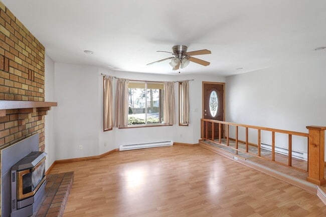 Photo - 3 Bed 2 Bath - Groups Per Approval - Dog Friendly - Fenced Yard