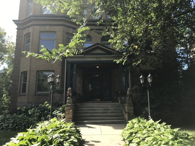 Building Photo - Beautiful 3 Bed / 2.5 Bath Summit Ave Cond... Rental