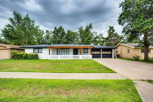 Building Photo - Pre Leasing for Fall 2026! 4/3 in Medical District