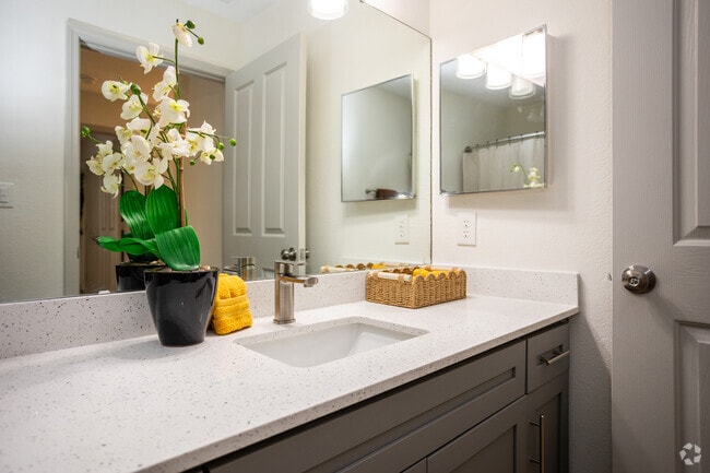 2BR, 2BA - 926SF - Second Bathroom