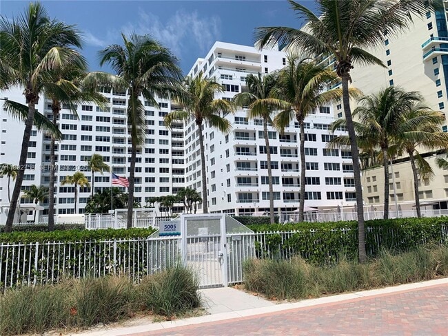 Building Photo - 5005 Collins Ave Unit 1423
