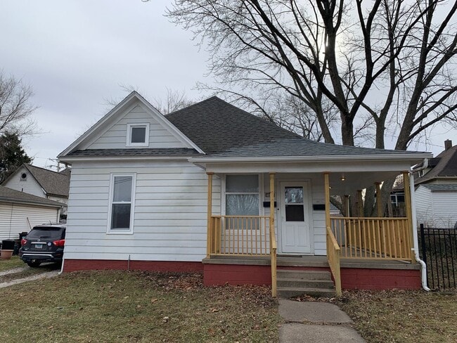 Building Photo - Recently Renovated 2 bed house!