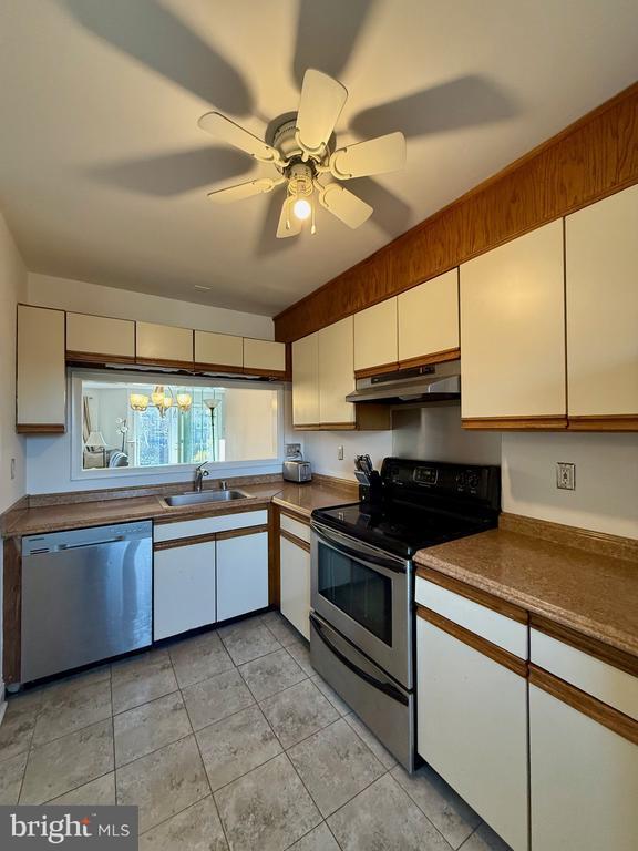 Photo - 28 Servan Ct