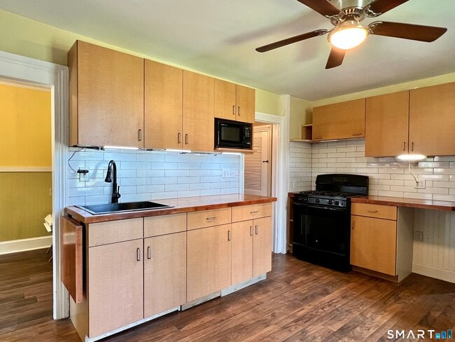 Photo - 1596 Main St