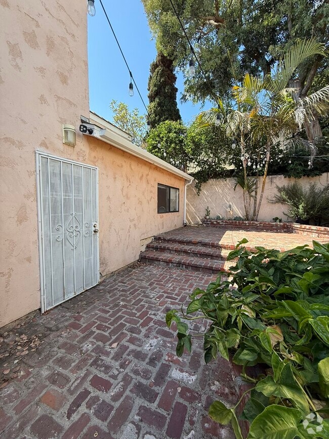 Building Photo - 3107 E Spaulding St Unit Rear lower Rental