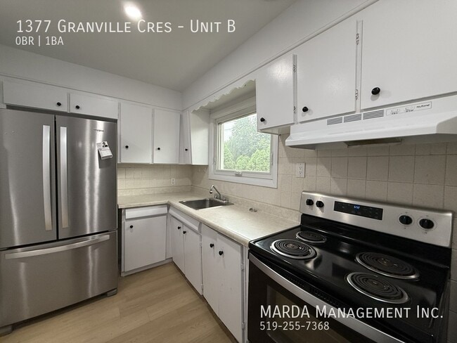 Building Photo - COZY 2 LEVEL BACHELOR Unit B