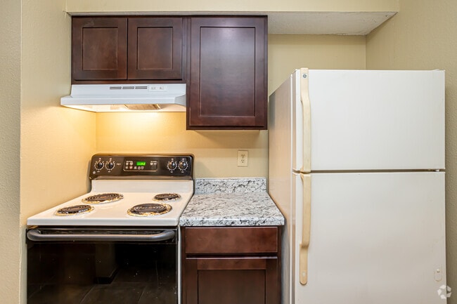 2BR, 2BA - 1,000SF