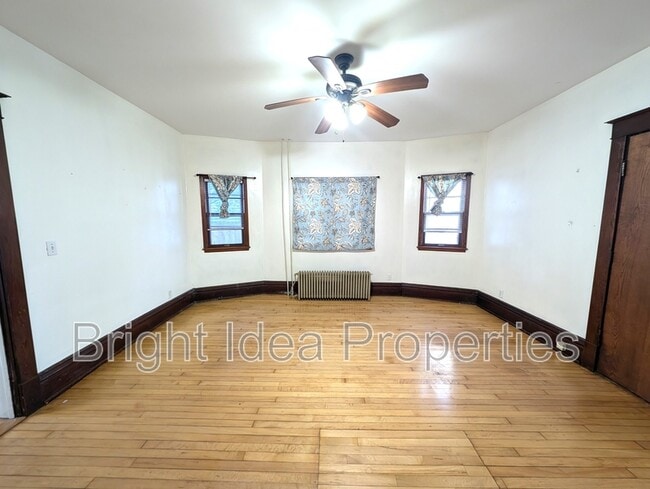 Photo - 869 Geranium Ave E